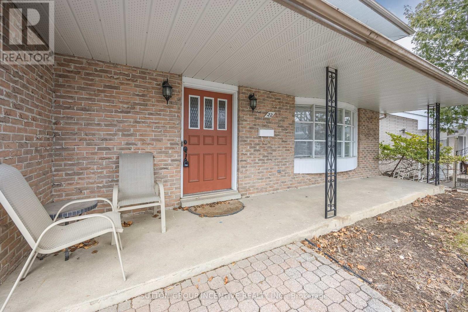 22 Belcourt Avenue, Barrie, Ontario  L4M 4E3 - Photo 5 - S12076058