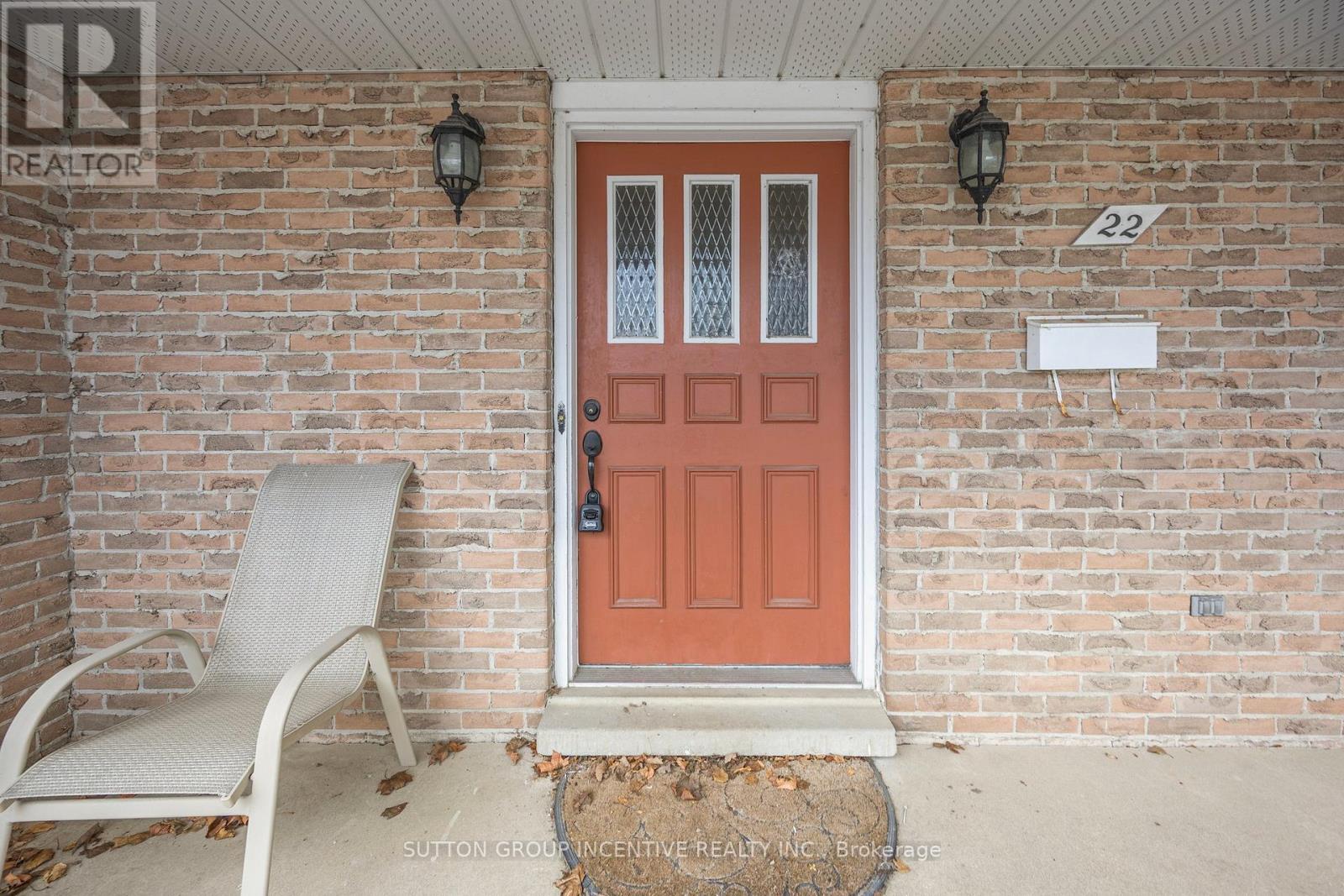 22 Belcourt Avenue, Barrie, Ontario  L4M 4E3 - Photo 6 - S12076058