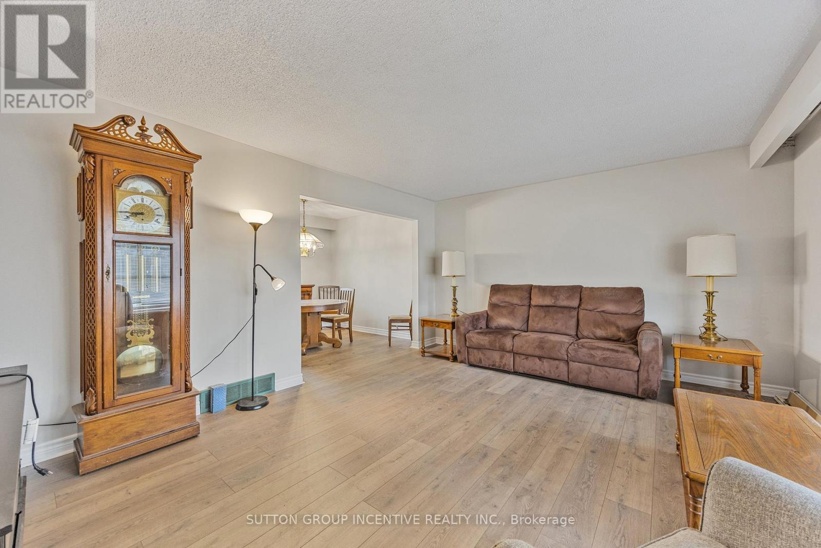 22 Belcourt Avenue, Barrie, Ontario  L4M 4E3 - Photo 9 - S12076058
