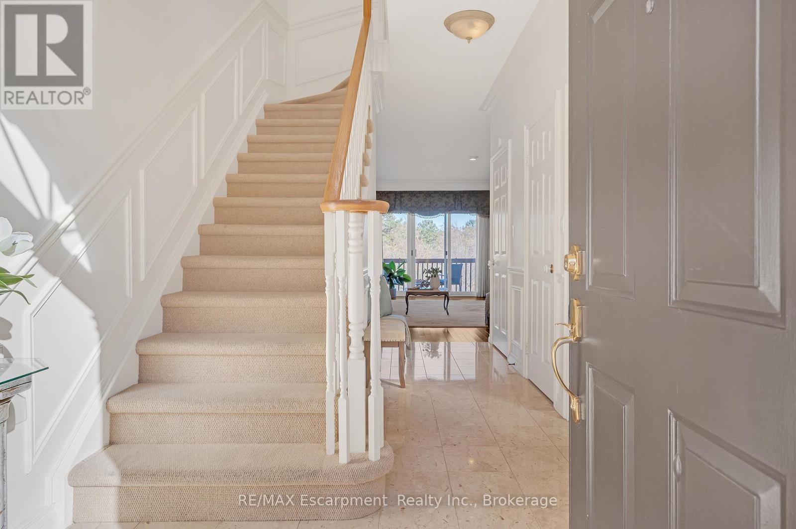 Property at 106 FAIRWOOD PLACE W image 4