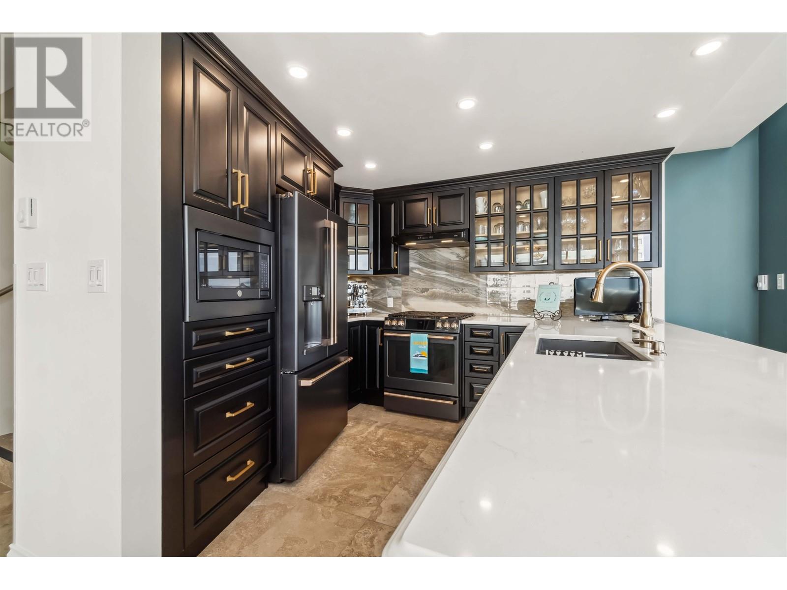 Listing Picture 16 of 40 : 802 1236 BIDWELL STREET, Vancouver / 溫哥華 - 魯藝地產 Yvonne Lu Group - MLS Medallion Club Member