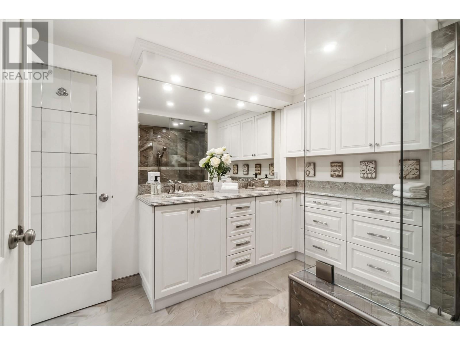 Listing Picture 31 of 40 : 802 1236 BIDWELL STREET, Vancouver / 溫哥華 - 魯藝地產 Yvonne Lu Group - MLS Medallion Club Member