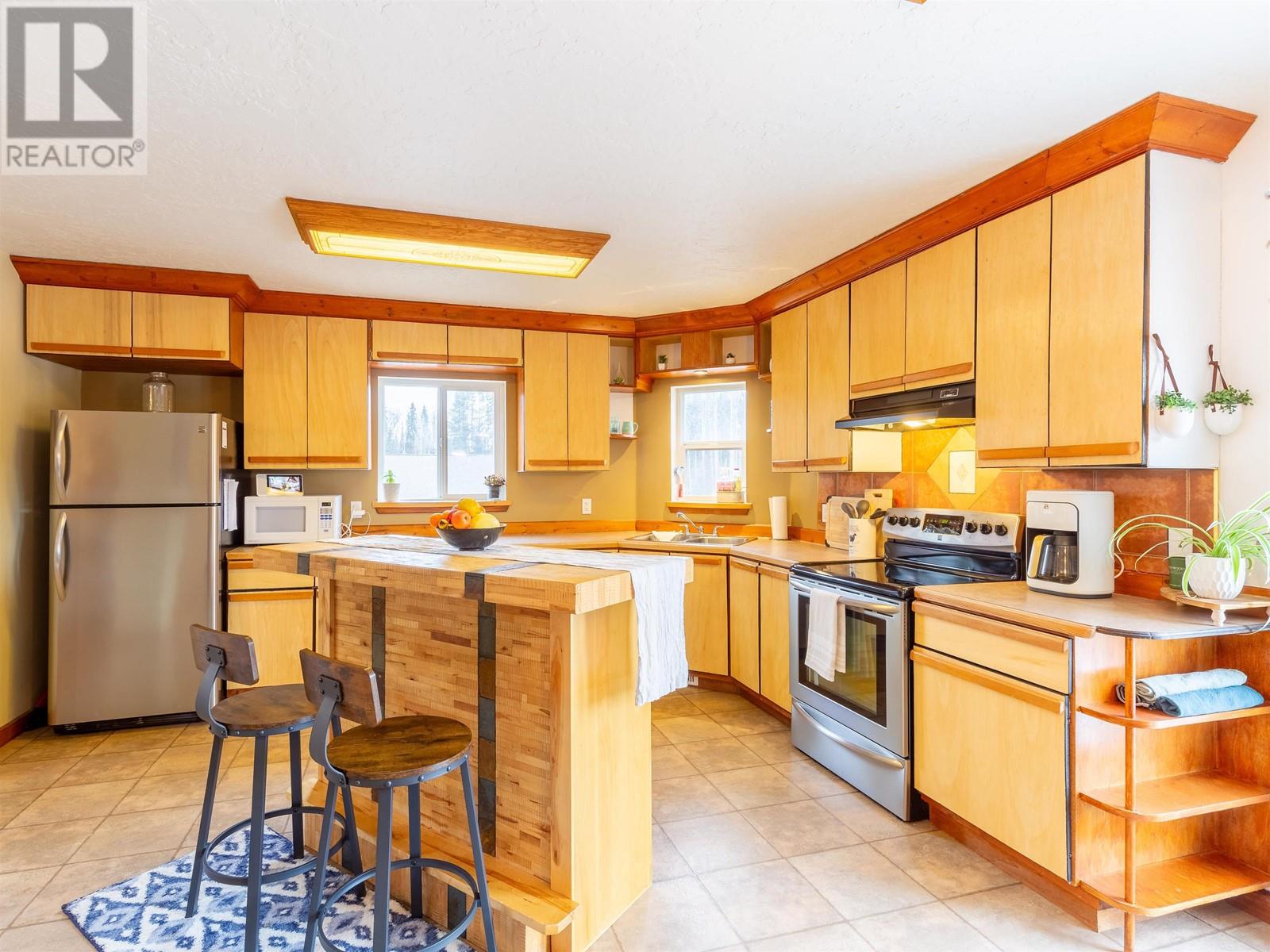 Property at 1249 FIR CRESCENT image 2