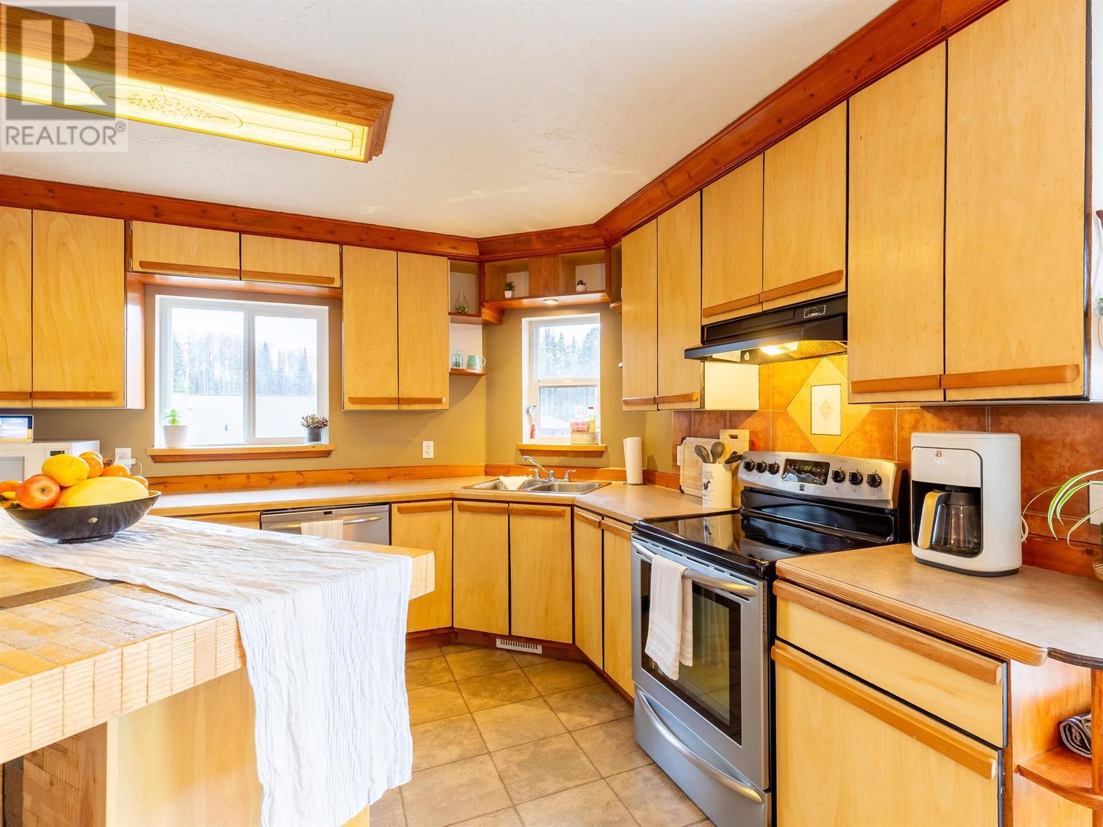 Property at 1249 FIR CRESCENT image 3
