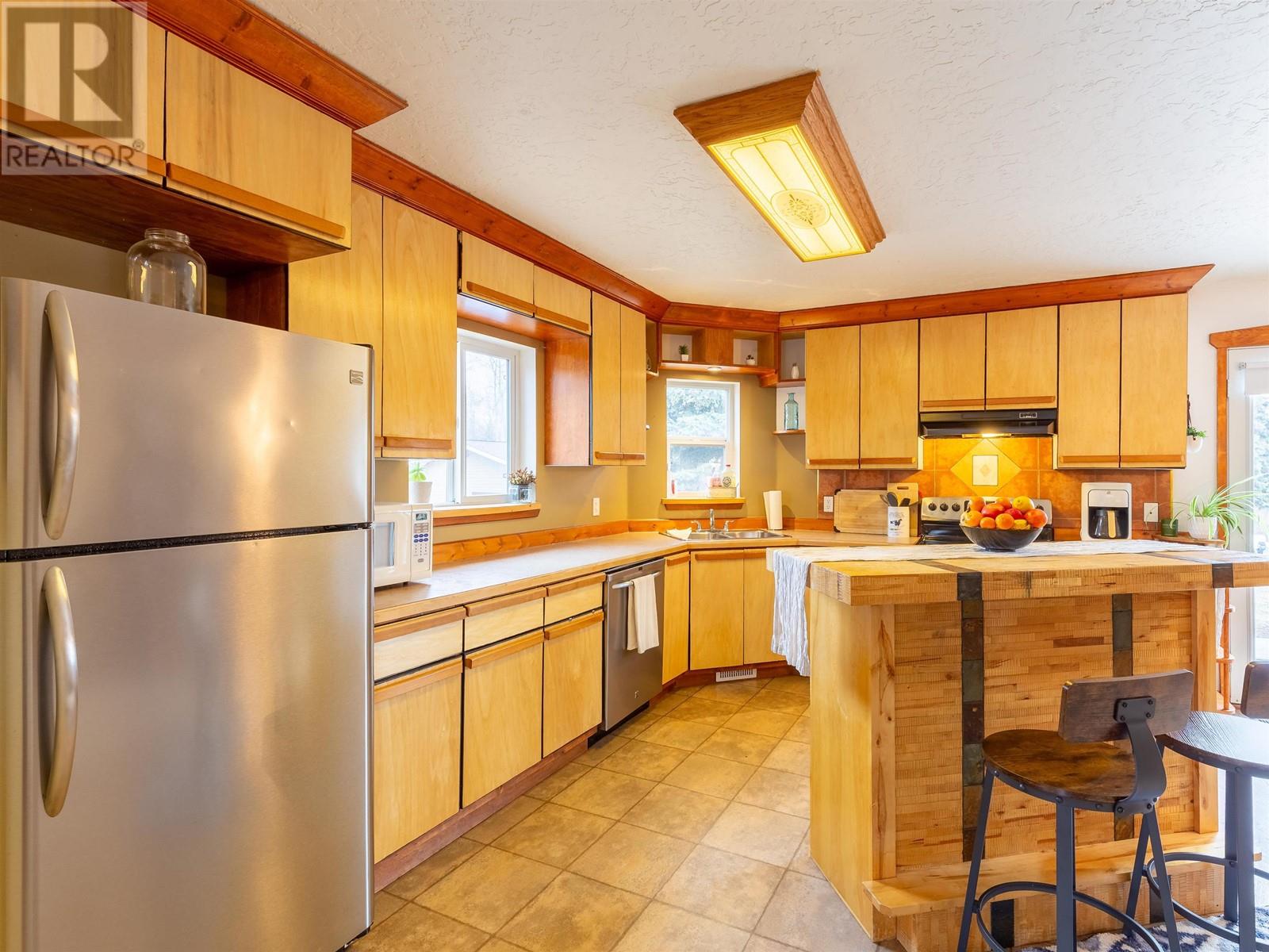 Property at 1249 FIR CRESCENT image 4