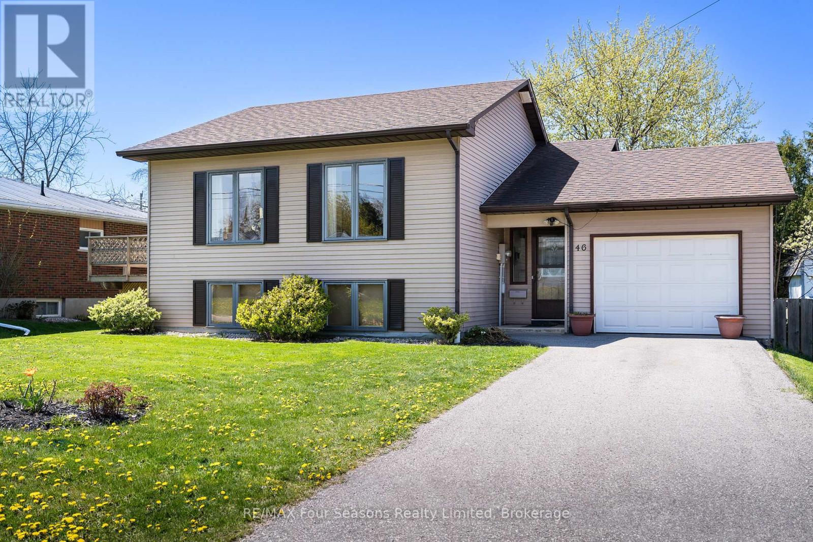 46 East Street, Collingwood, Ontario  L9Y 3W6 - Photo 2 - S12076194