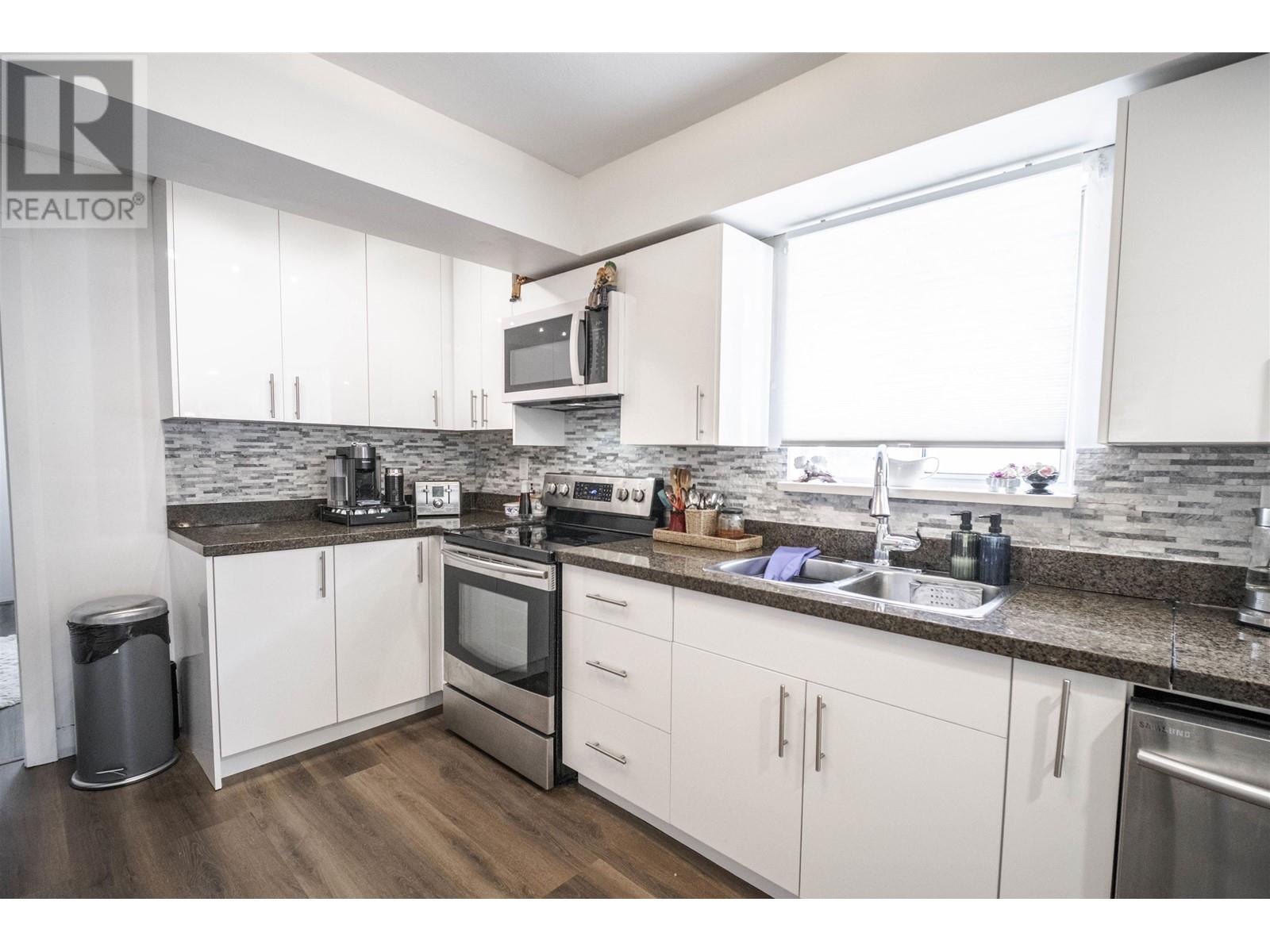 1709 Tatlow Avenue, North Vancouver, British Columbia  V7P 3A1 - Photo 2 - R2989216