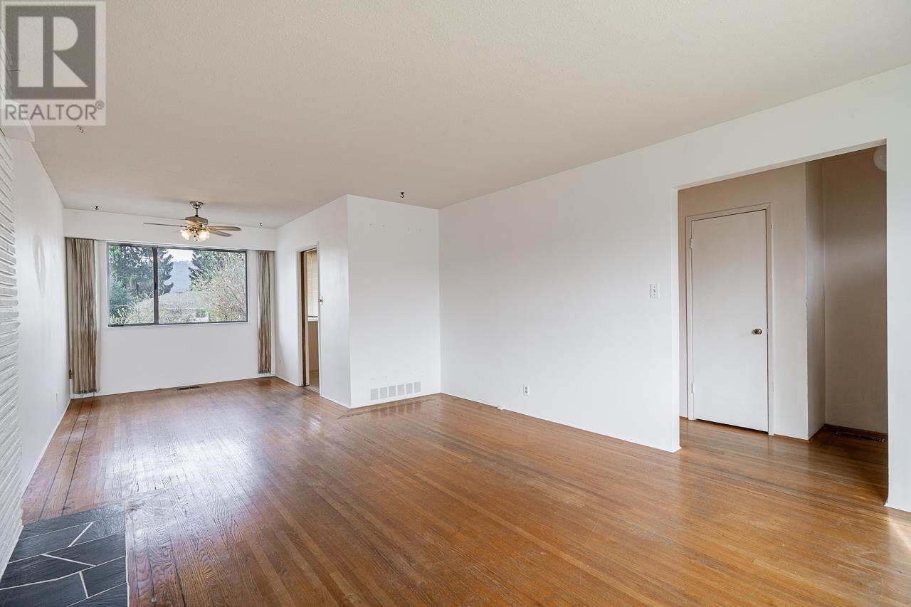 6907 Dunnedin Street, Burnaby, British Columbia  V5B 1Z1 - Photo 5 - R2988352