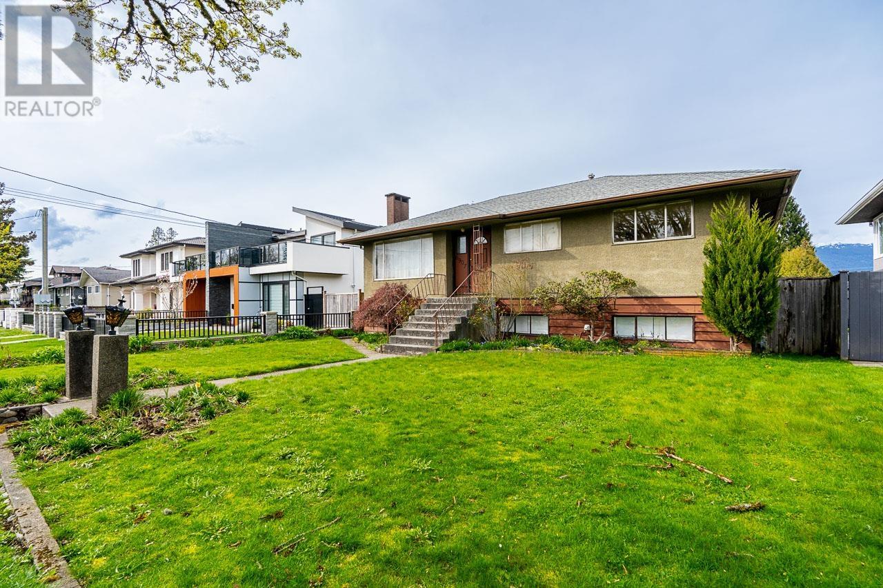 6907 Dunnedin Street, Burnaby, British Columbia  V5B 1Z1 - Photo 3 - R2988352