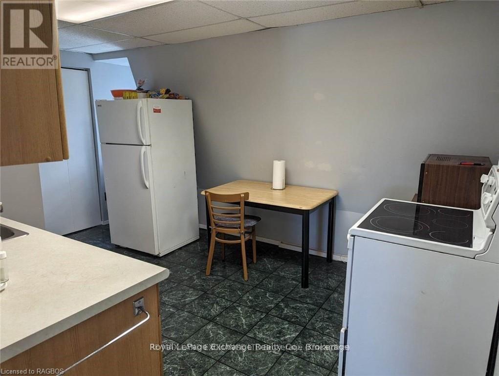 247 Broadway Street, Kincardine, Ontario  N2Z 2X9 - Photo 17 - X12076298