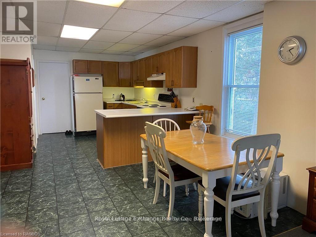247 Broadway Street, Kincardine, Ontario  N2Z 2X9 - Photo 4 - X12076298