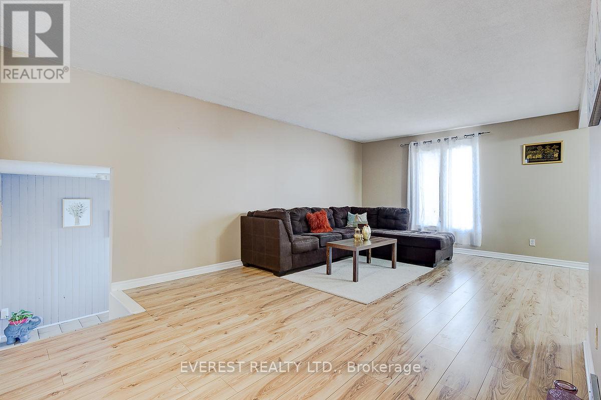 Property at 68 FOREST HILL CRESCENT image 3