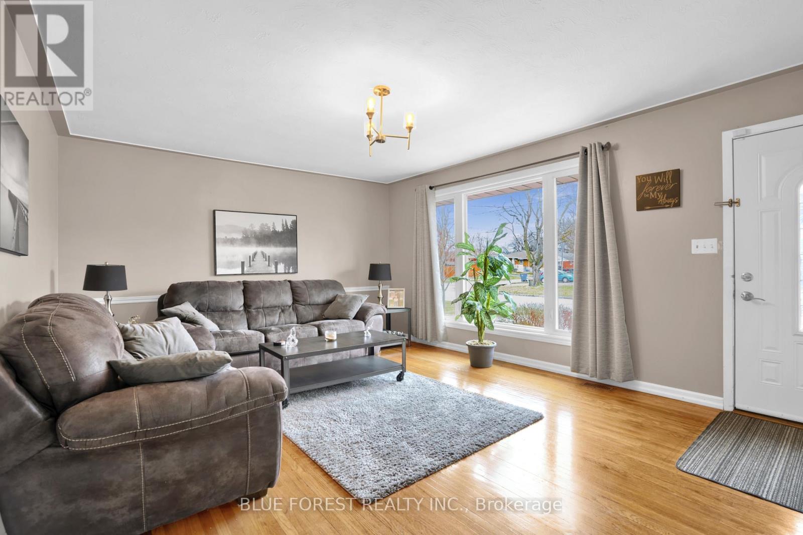 Property at 102 SEMENYN AVENUE image 2