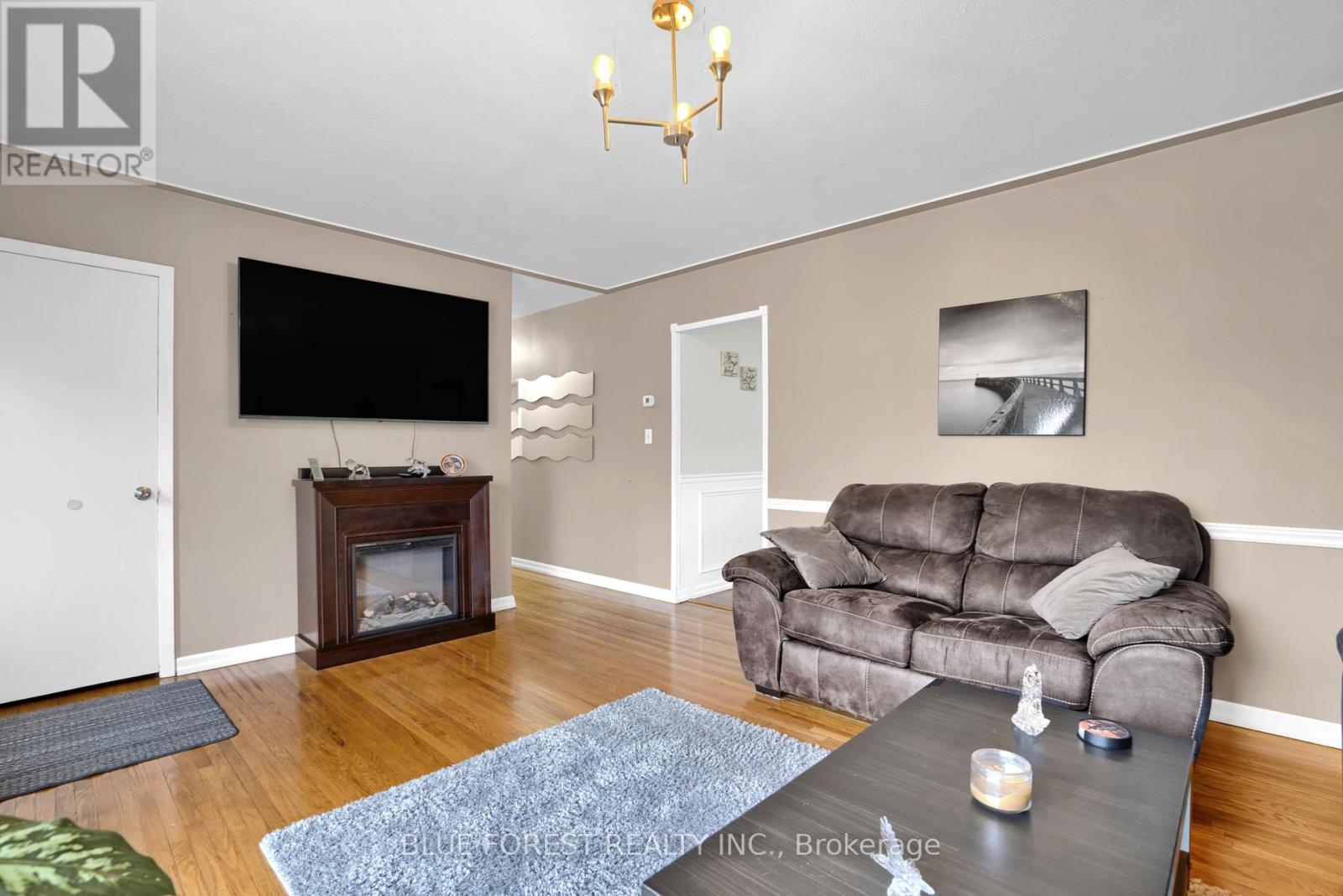 Property at 102 SEMENYN AVENUE image 4