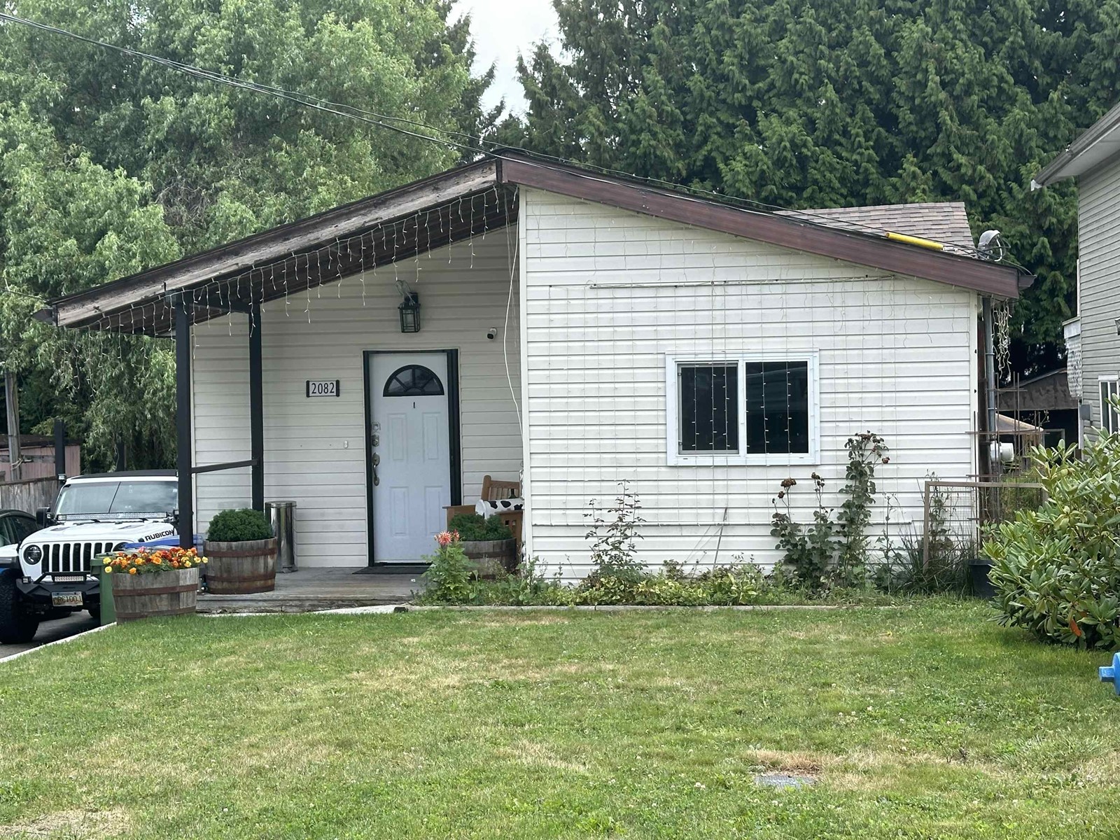 Property at 2082 OAKRIDGE CRESCENT image 1