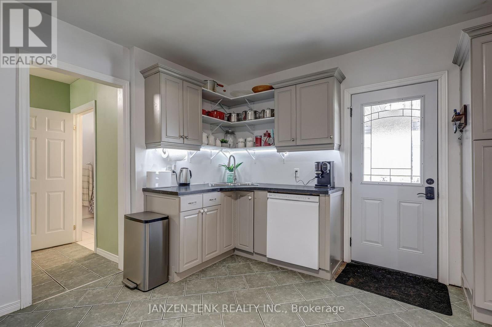 Photo 12 of 28 for 270 Sydenham Street E