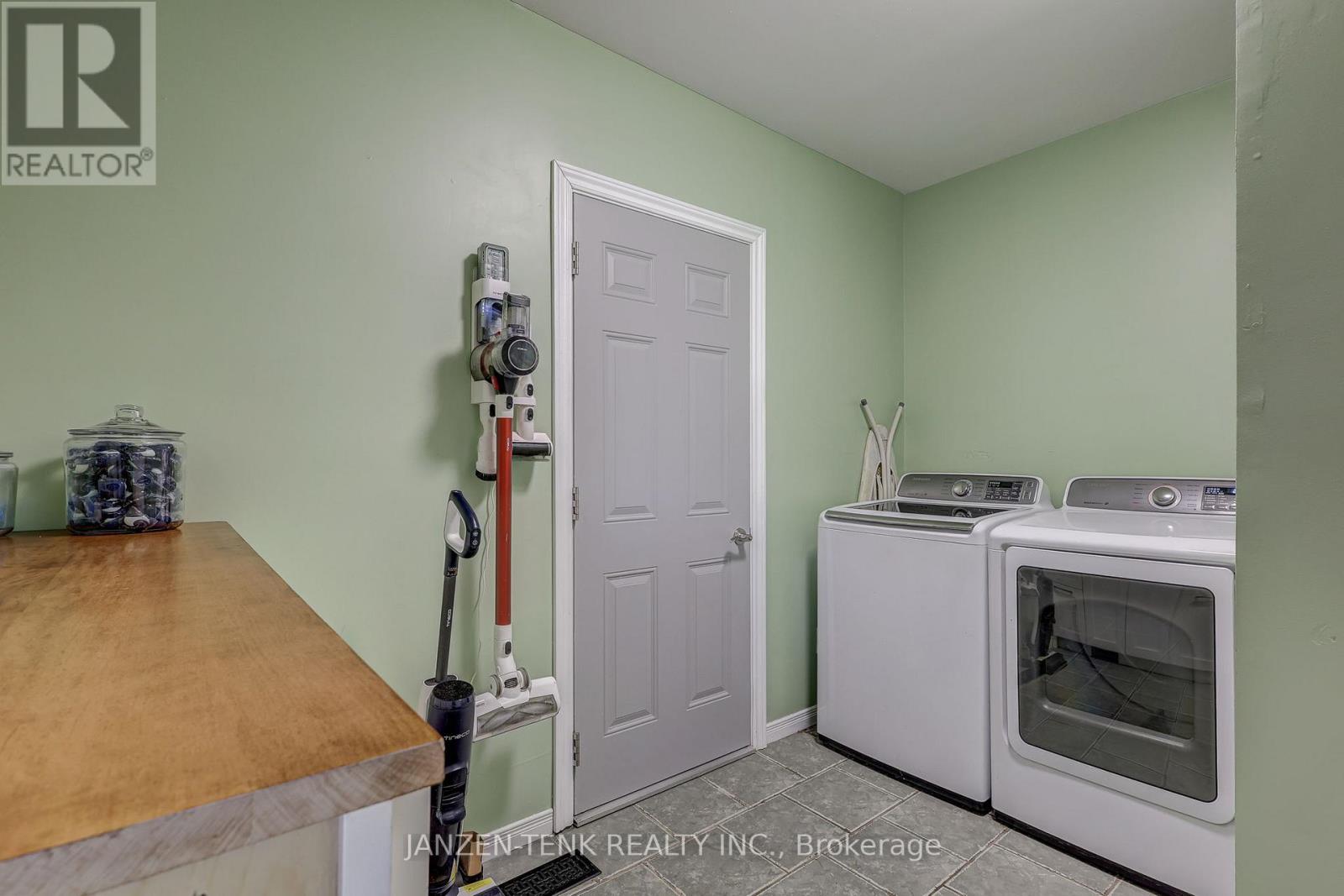 Photo 15 of 28 for 270 Sydenham Street E