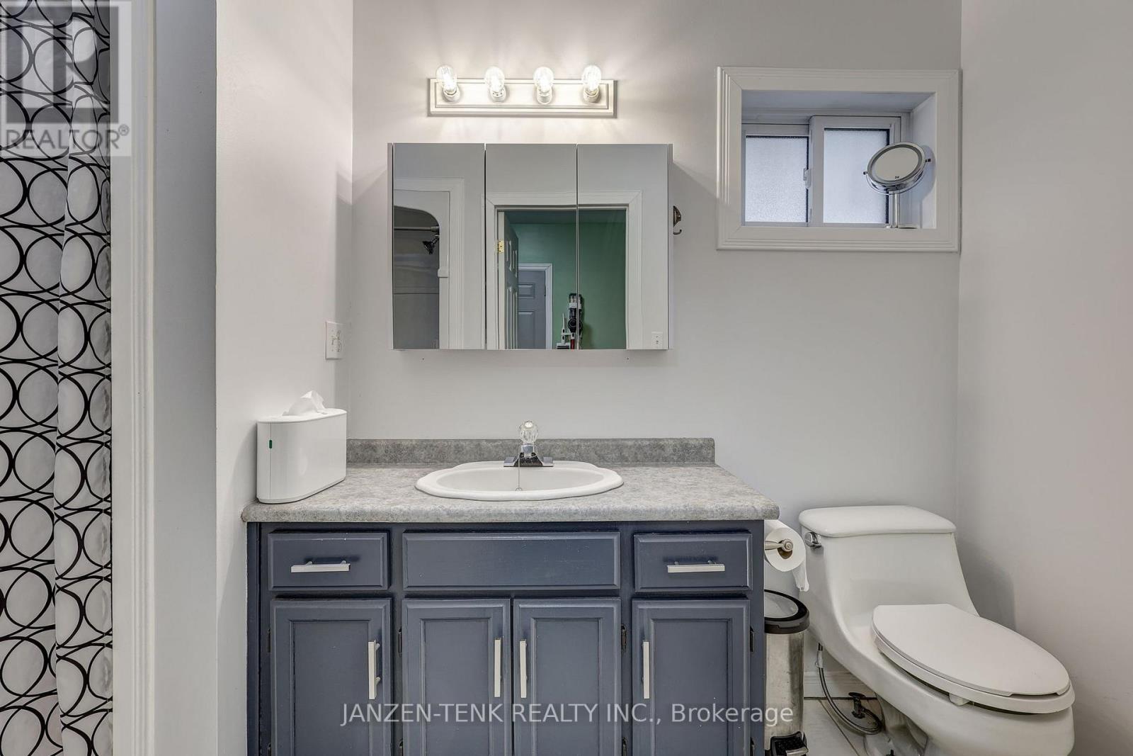 Photo 17 of 28 for 270 Sydenham Street E