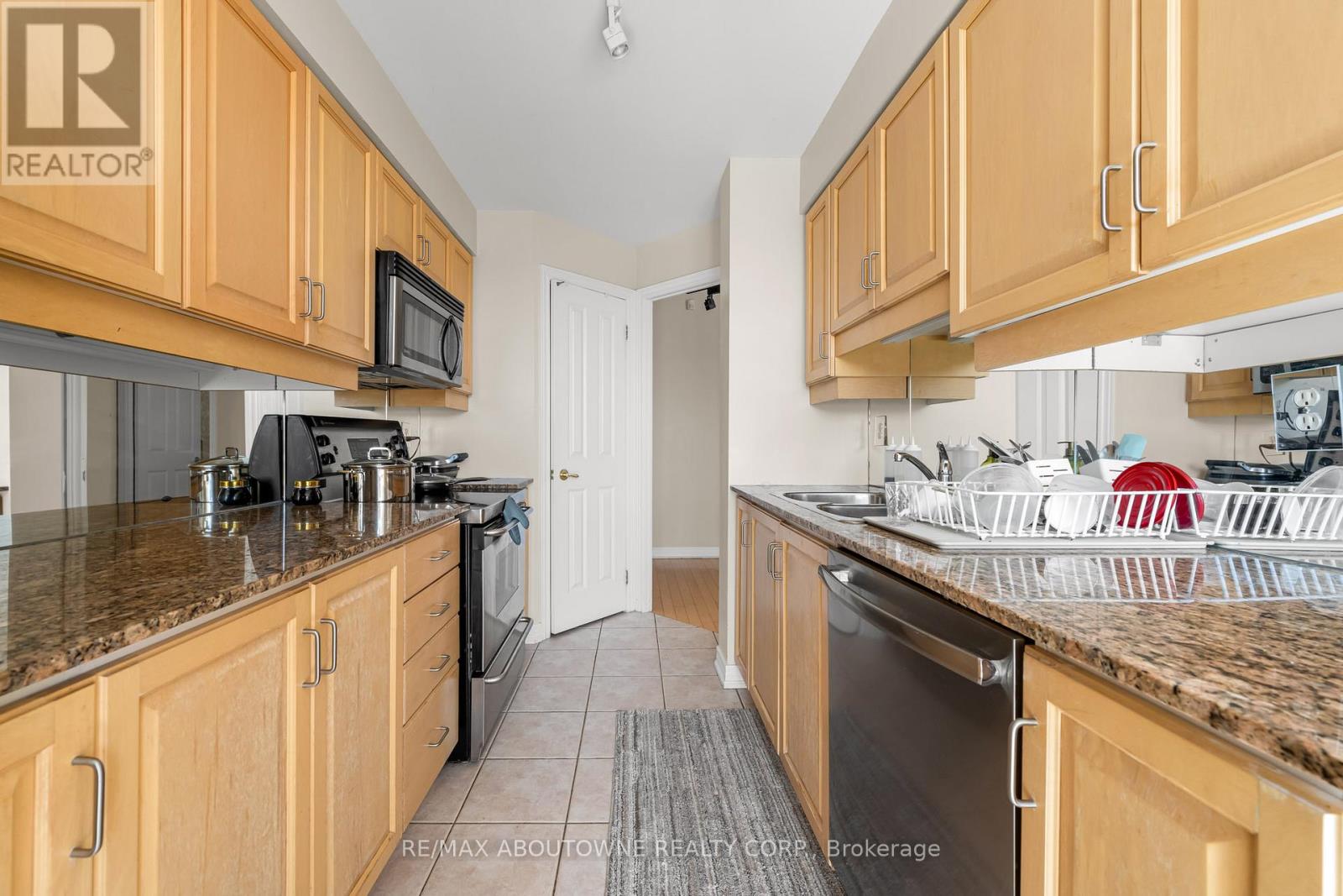 102 - 60 Old Mill Road, Oakville, Ontario  L6J 7V9 - Photo 10 - W12076610