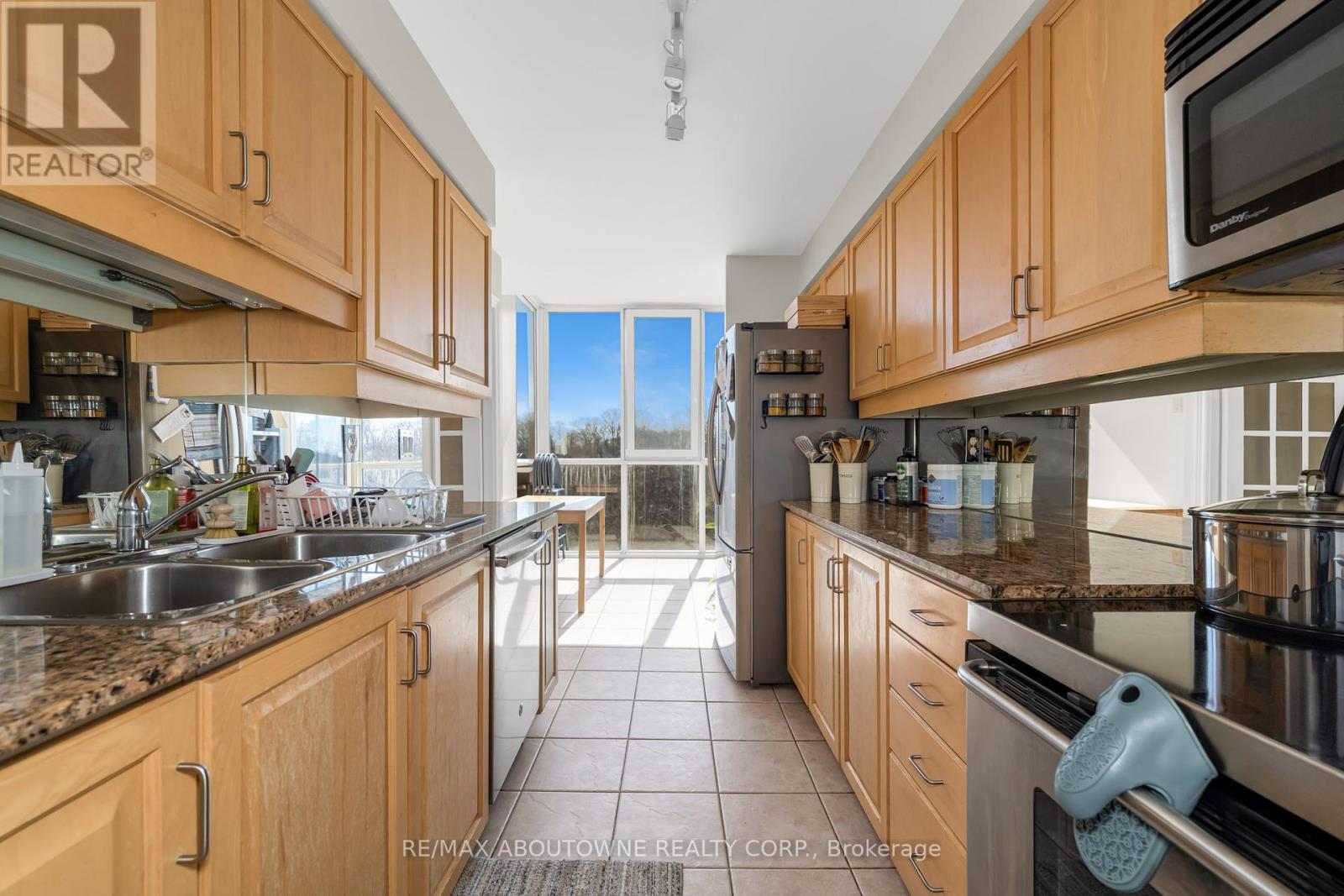 102 - 60 Old Mill Road, Oakville, Ontario  L6J 7V9 - Photo 9 - W12076610
