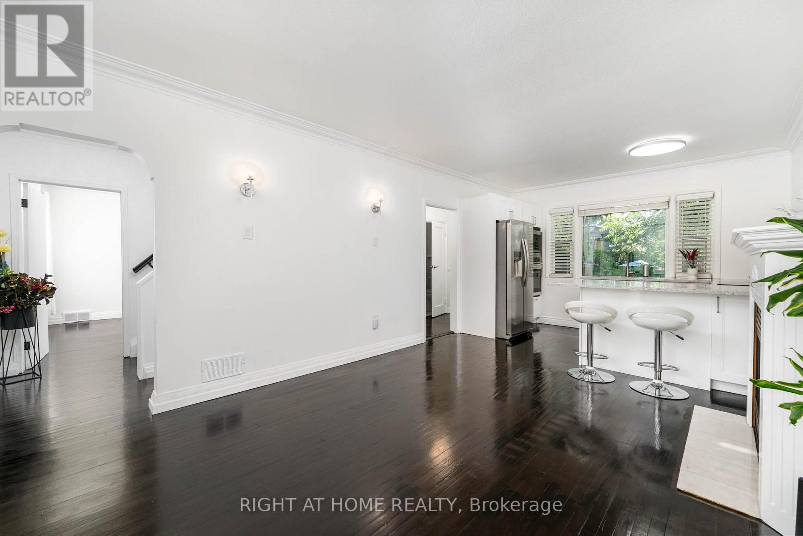105 Glenridge Avenue, St. Catharines, Ontario  L2R 4X5 - Photo 3 - X12076585