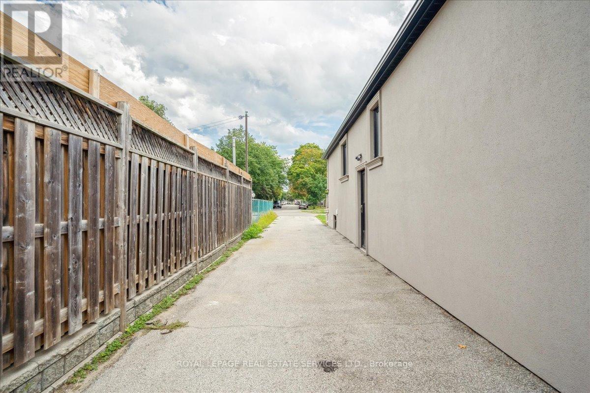 14 Ramsbury Road, Toronto, Ontario  M8Z 4V3 - Photo 35 - W12057802