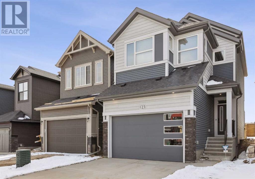Property at 123 Mitchell Way NW image 1