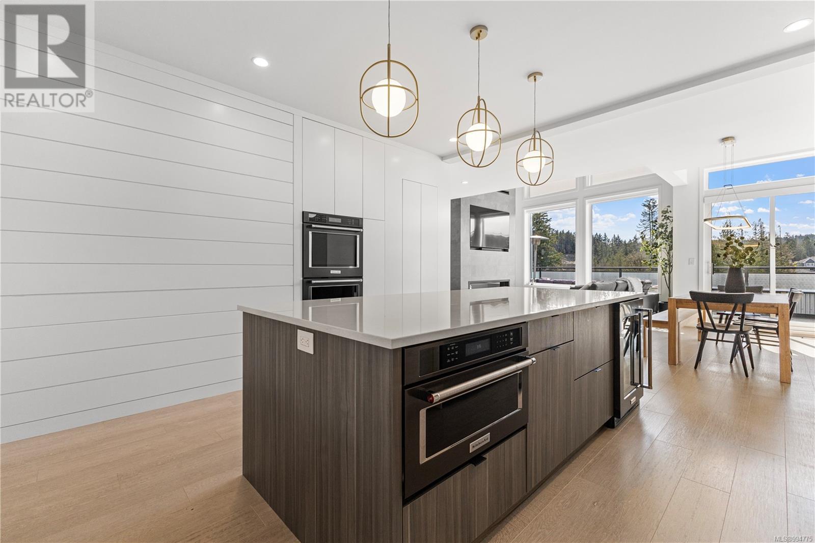 Property at 1046 Golden Spire Cres image 1