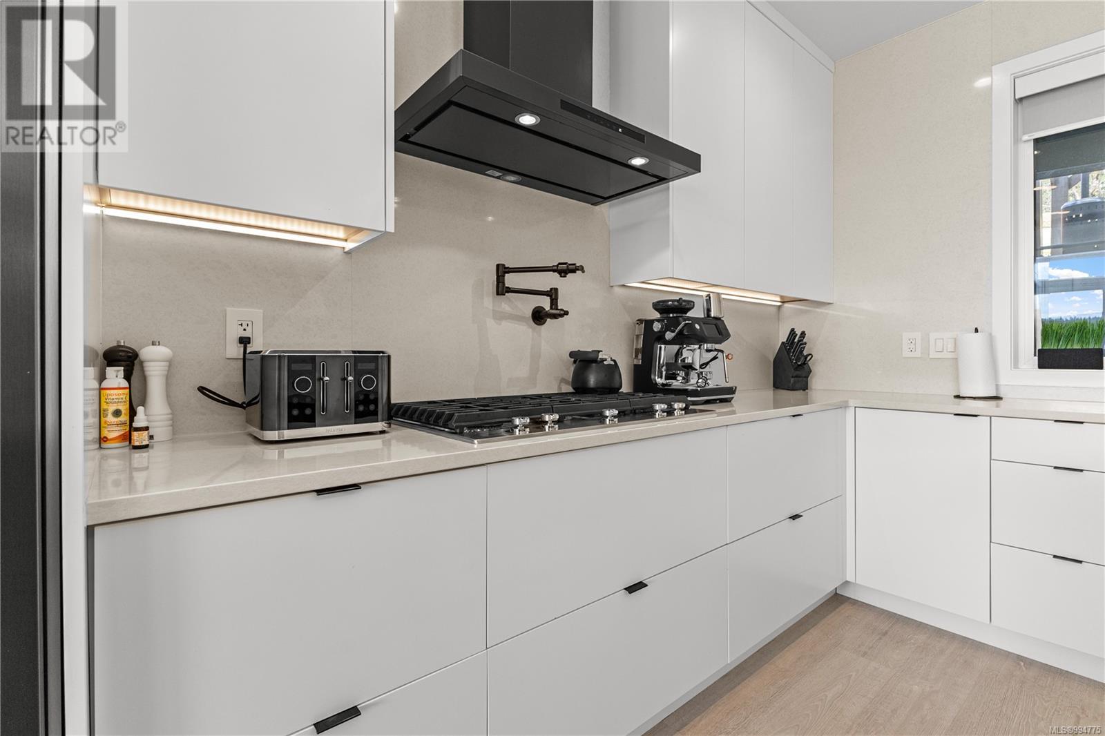 Property at 1046 Golden Spire Cres image 3