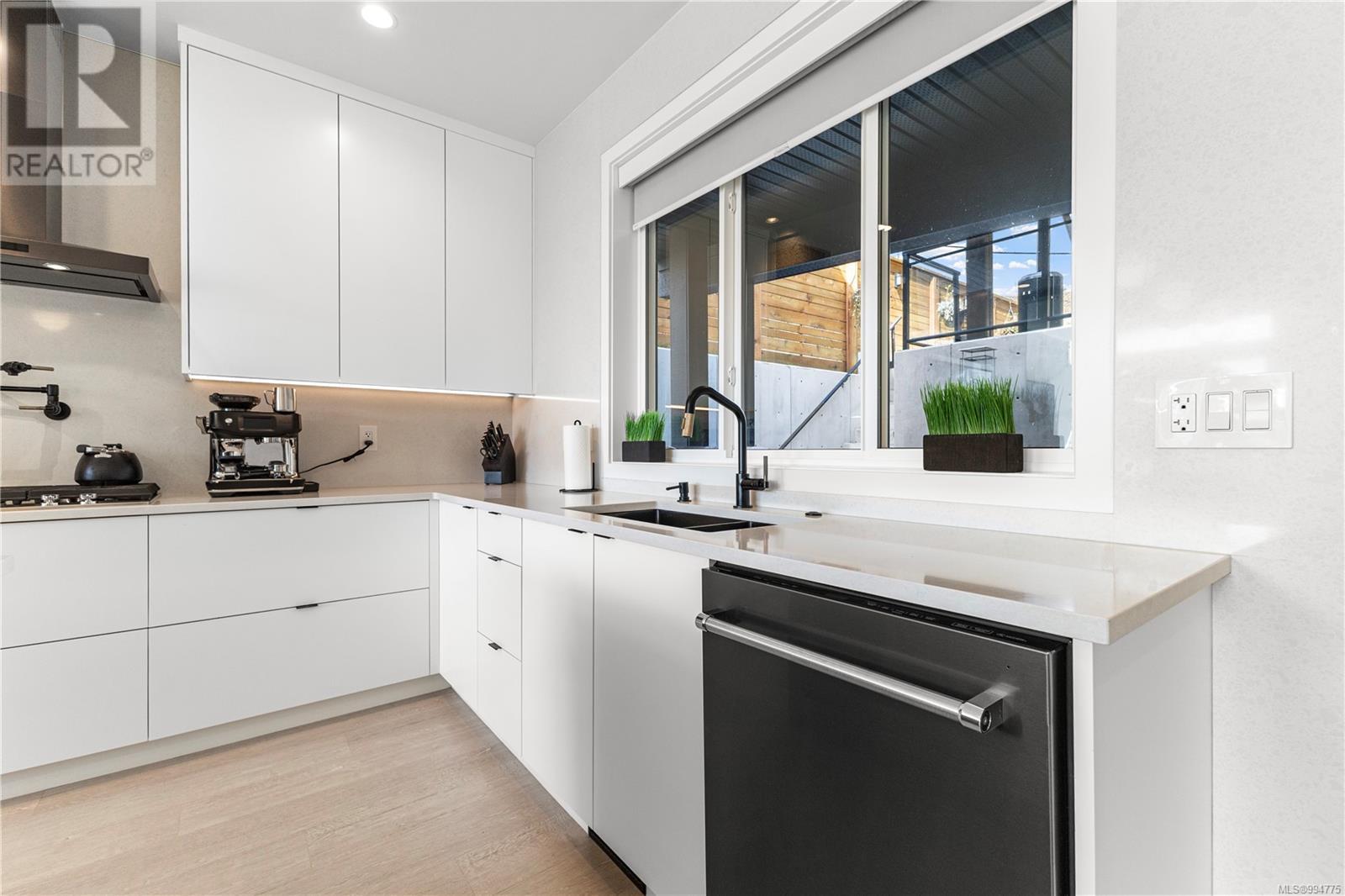 Property at 1046 Golden Spire Cres image 4