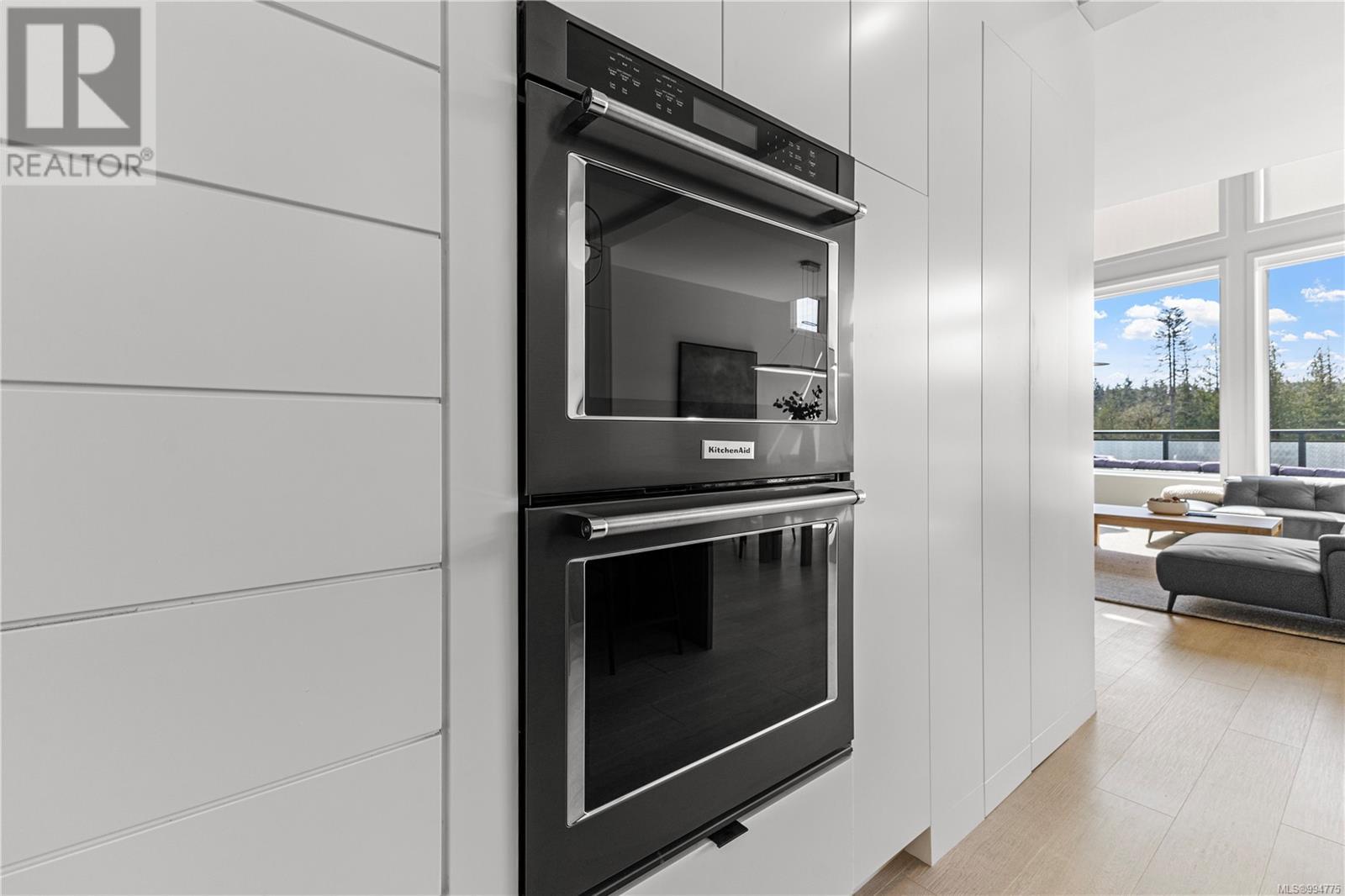 Property at 1046 Golden Spire Cres image 5