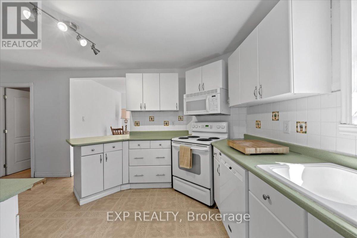 146 Laval Street, Ottawa, Ontario  K1L 7Z4 - Photo 9 - X12076989