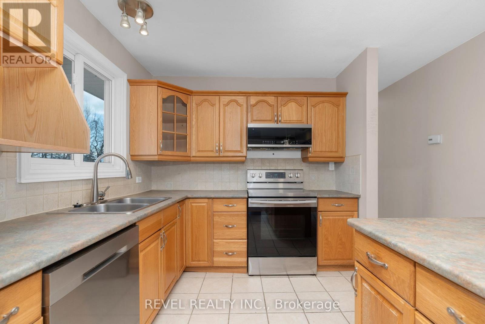 23 Greengables Drive, Oro-Medonte, Ontario  L0L 1T0 - Photo 6 - S12076871
