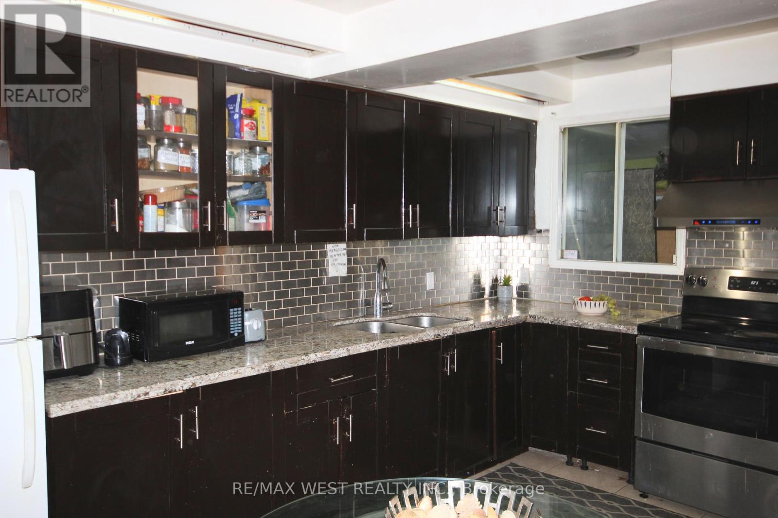19 Lynmont Road, Toronto, Ontario  M9V 3W7 - Photo 10 - W12066098