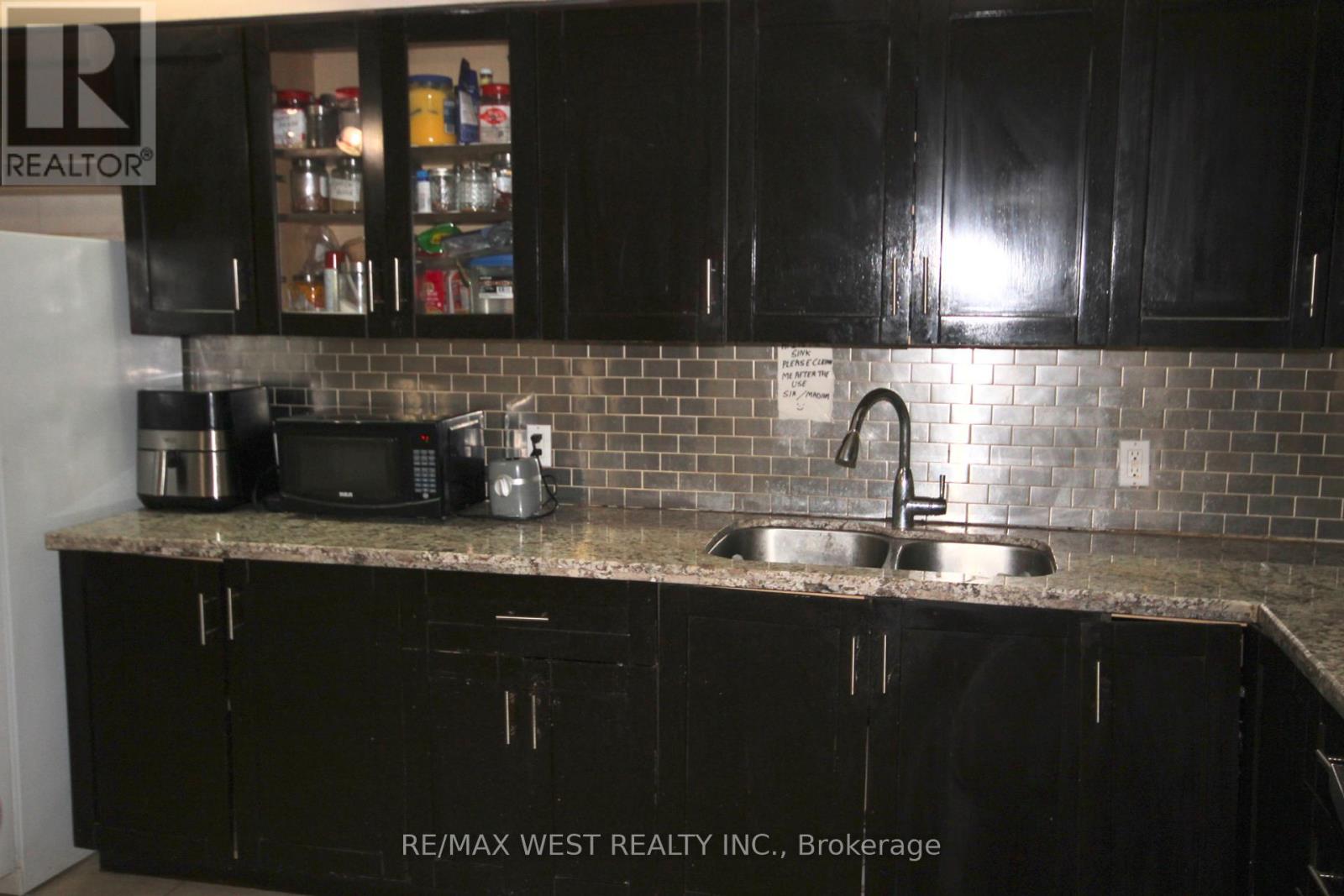 19 Lynmont Road, Toronto, Ontario  M9V 3W7 - Photo 11 - W12066098