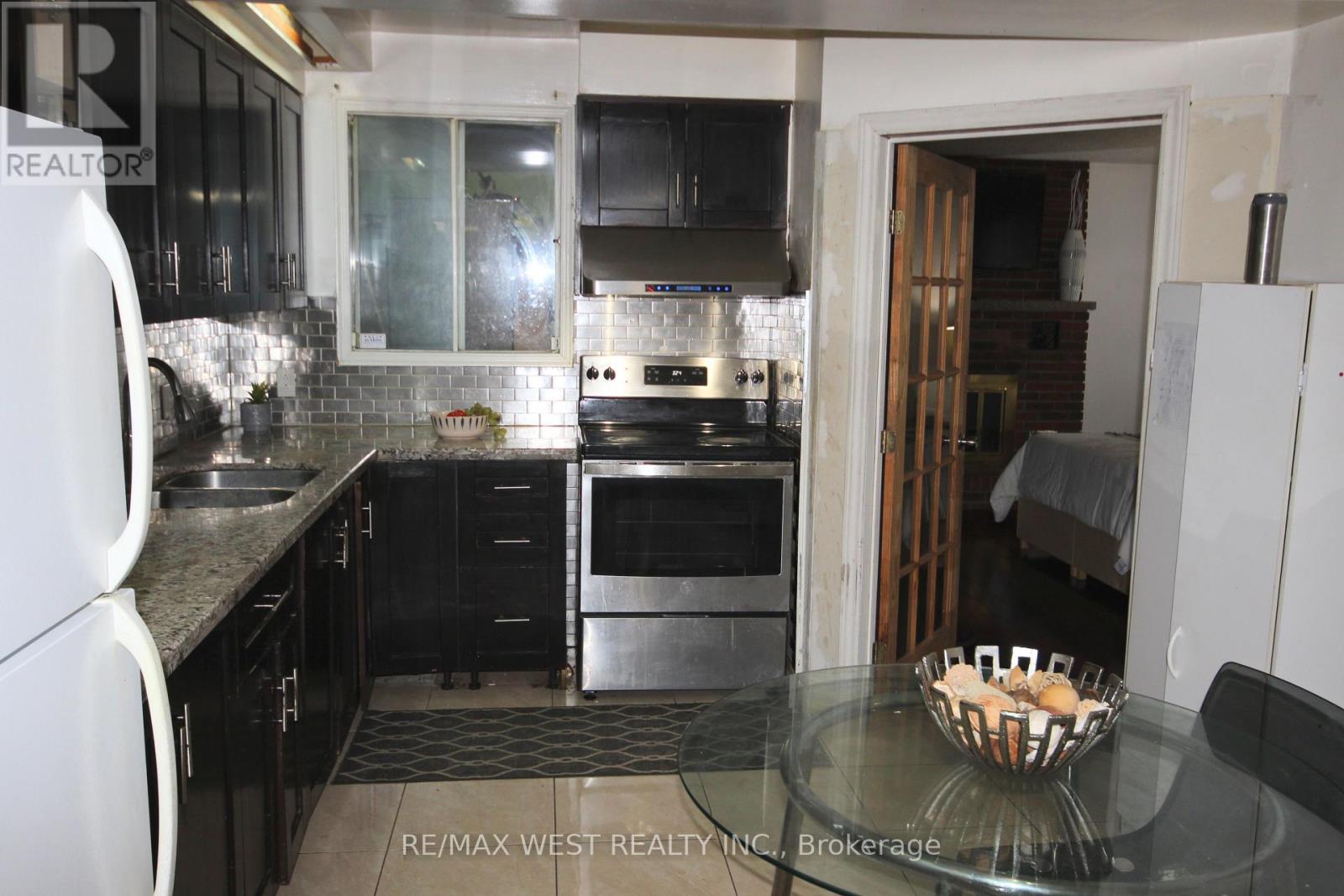 19 Lynmont Road, Toronto, Ontario  M9V 3W7 - Photo 9 - W12066098