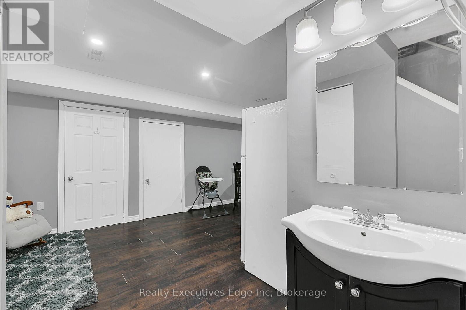 39 Mcmeeken Drive, Cambridge, Ontario  N3C 4E4 - Photo 28 - X12077115