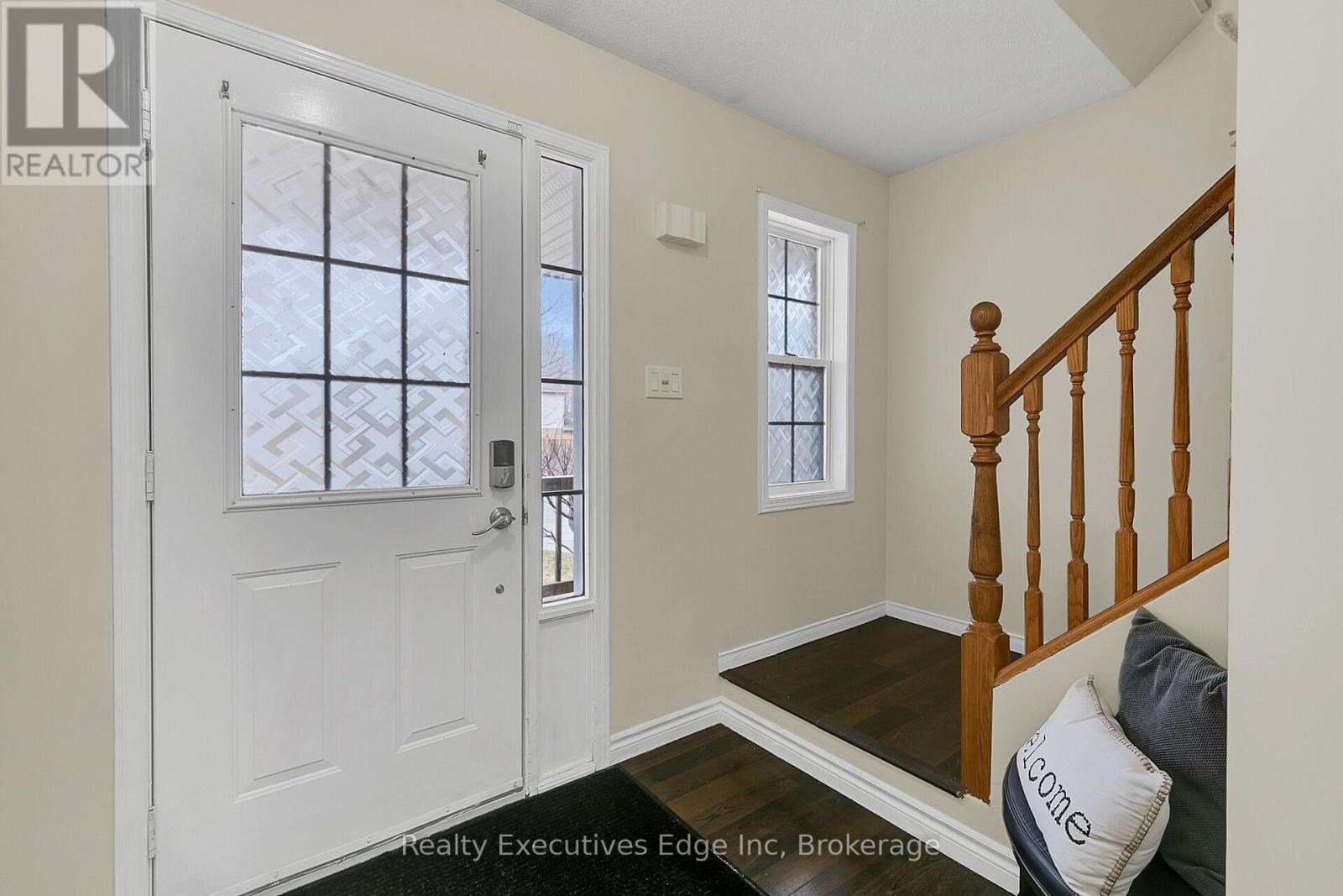 39 Mcmeeken Drive, Cambridge, Ontario  N3C 4E4 - Photo 5 - X12077115