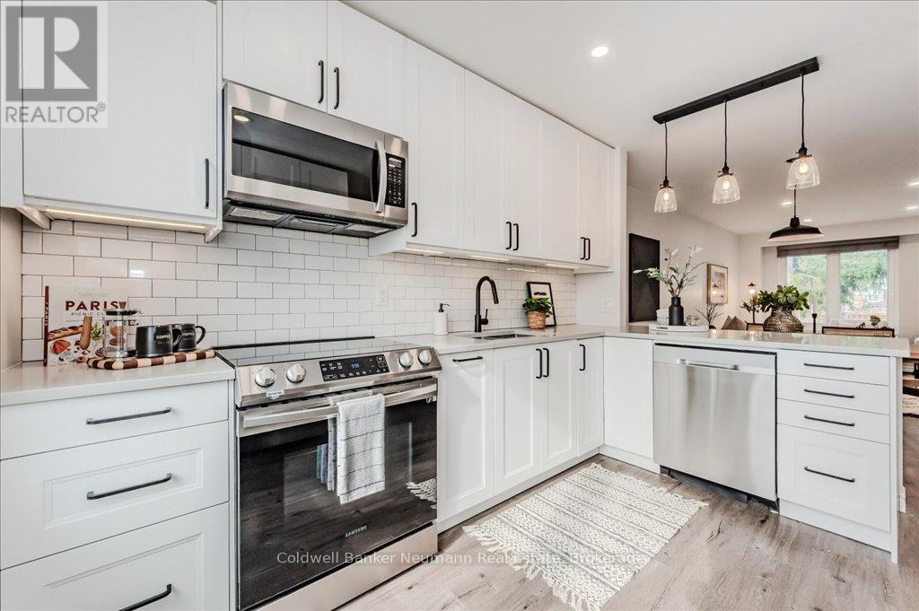3 - 2445 Homelands Drive, Mississauga, Ontario  L5K 2C6 - Photo 7 - W12076558