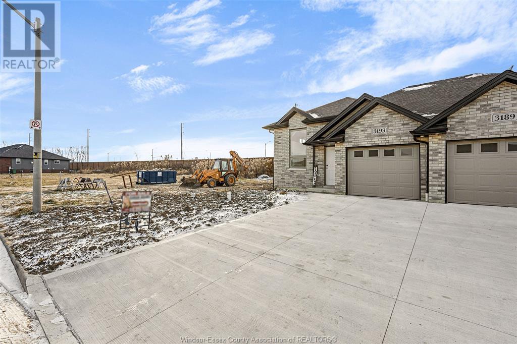 Property at 3193 VIOLA CRESCENT image 2