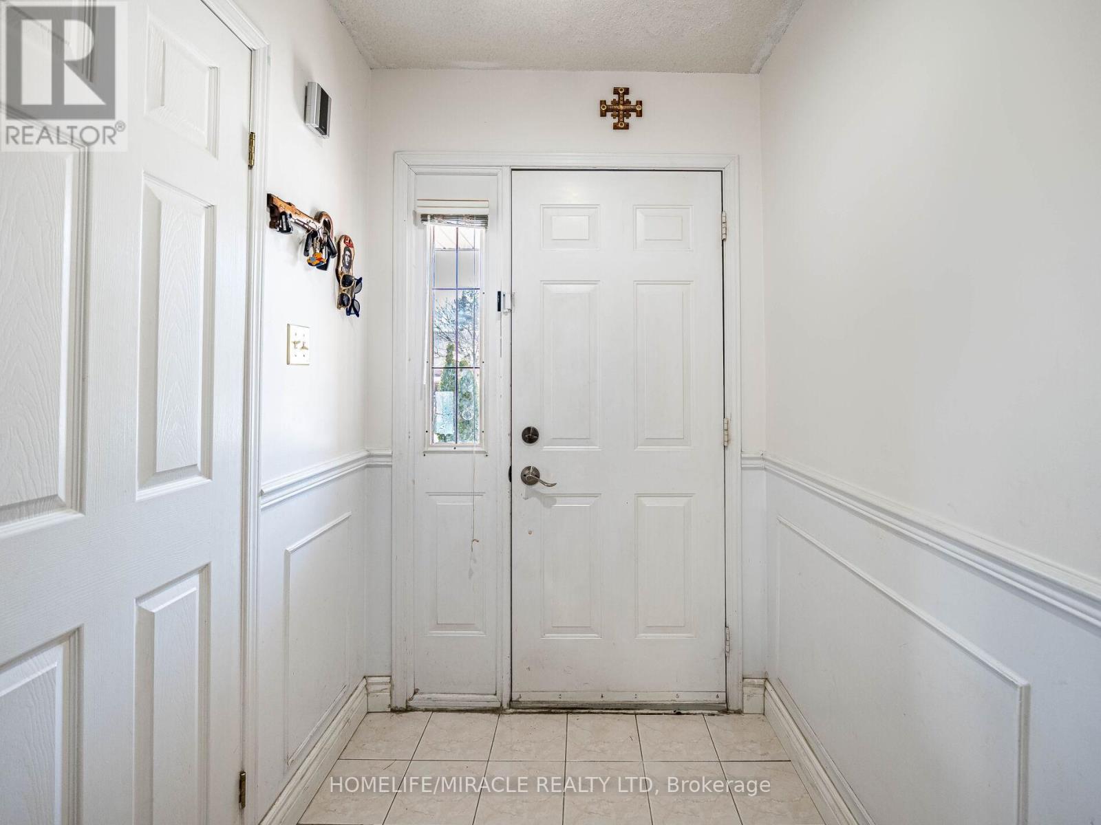 238 Candlewood Drive, Hamilton, Ontario  L8J 3P6 - Photo 6 - X12077224