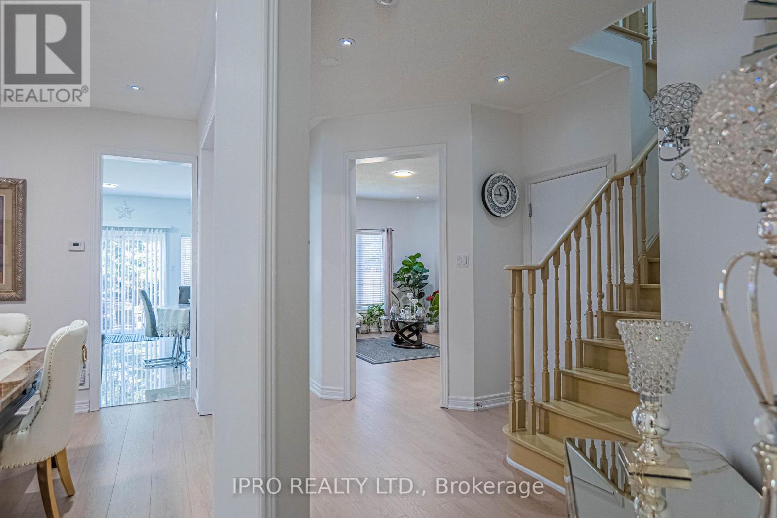Property at 14 VANWOOD CRESCENT image 5