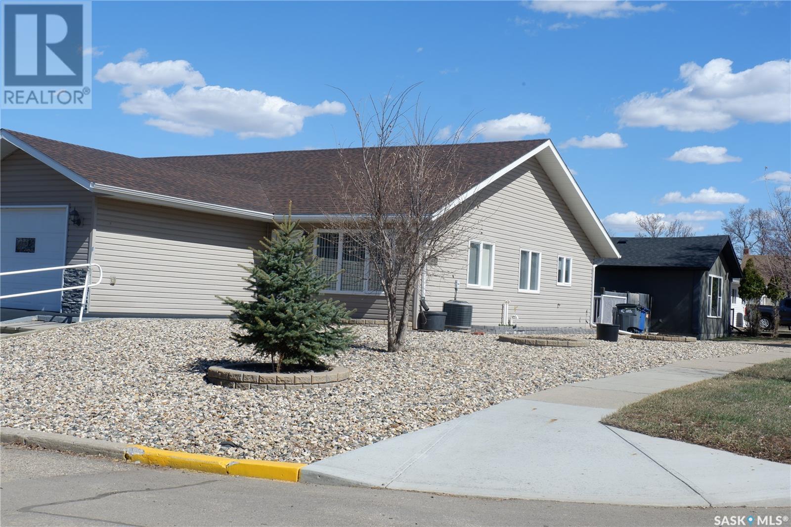 3 401 3rd AVENUE E, Assiniboia, Saskatchewan