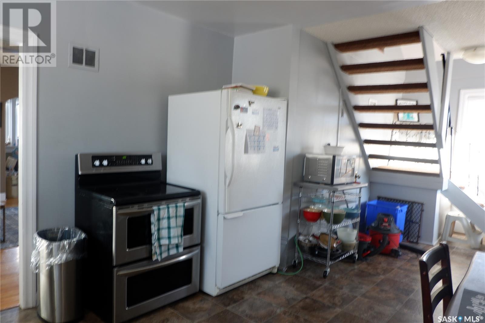 Property at 306 6th AVENUE E image 3