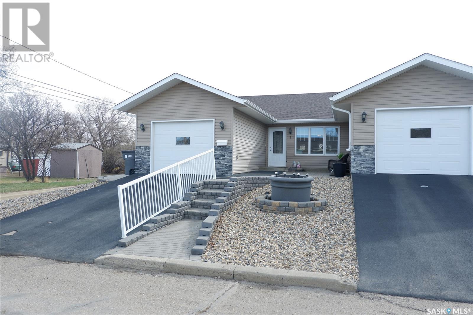 1 401 3rd Avenue E, Assiniboia, Saskatchewan  S0H 0B0 - Photo 1 - SK993792
