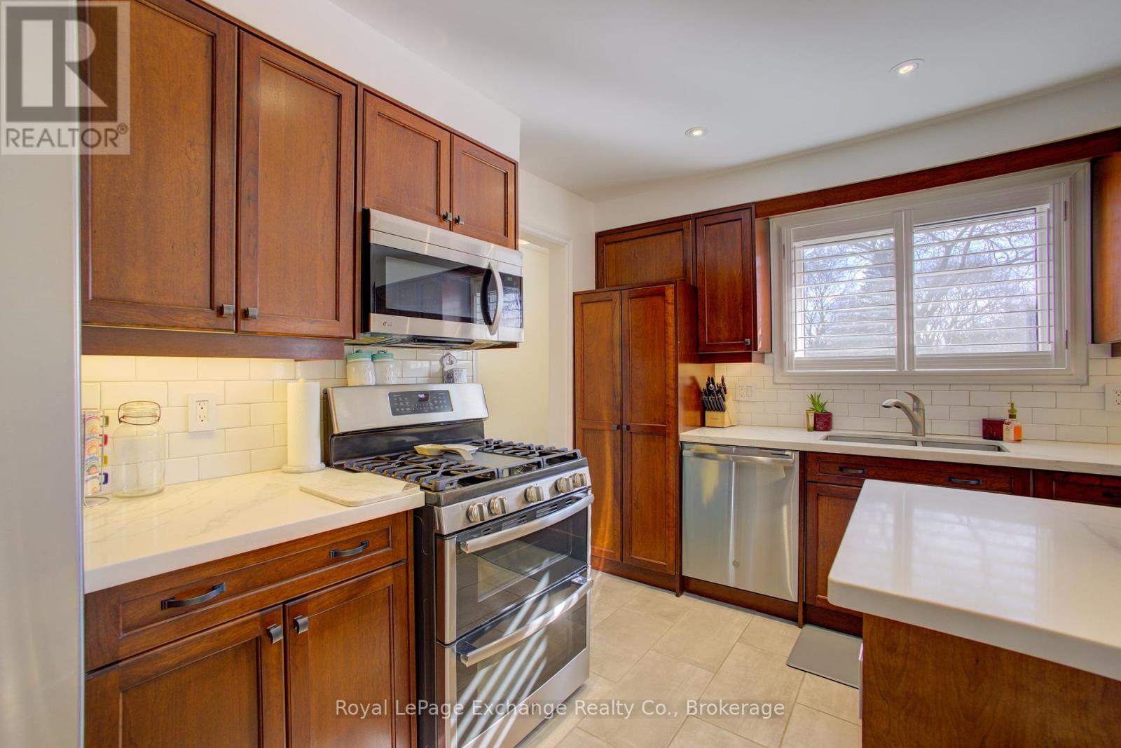 9 Orchard Avenue, Hamilton, Ontario  L9H 4A1 - Photo 15 - X12077540