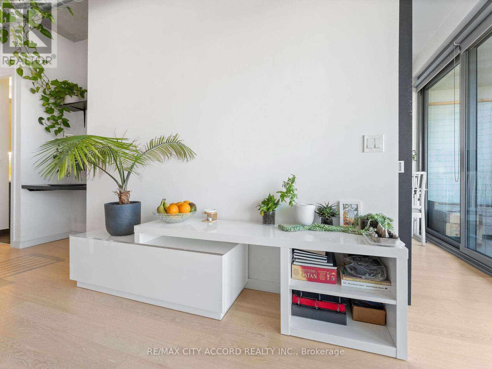 305 - 170 Bayview Avenue, Toronto, Ontario  M5A 0M4 - Photo 8 - C12077418