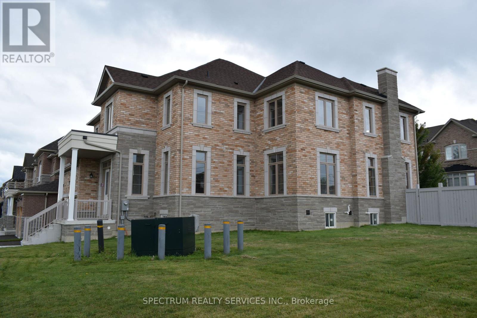 6 Barrow Avenue, Bradford West Gwillimbury, Ontario  L3Z 0W1 - Photo 3 - N12077514