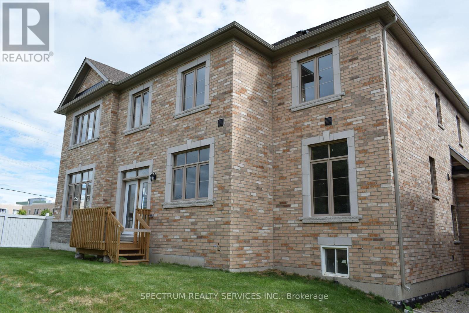 6 Barrow Avenue, Bradford West Gwillimbury, Ontario  L3Z 0W1 - Photo 4 - N12077514
