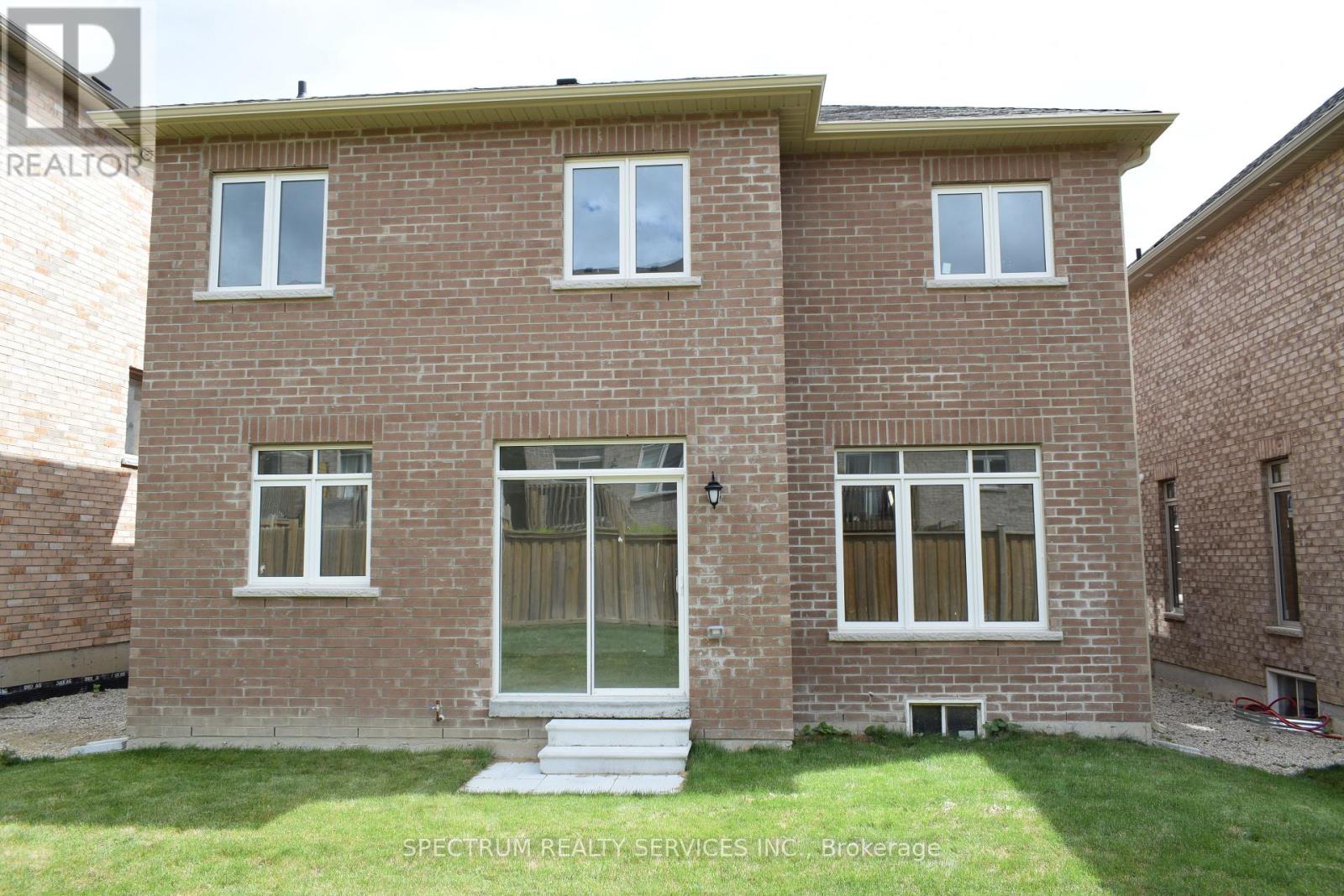 12 Barrow Avenue, Bradford West Gwillimbury, Ontario  L3Z 0W1 - Photo 4 - N12077522
